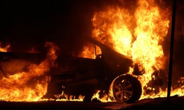 Έκαψαν 4 αυτοκίνητα