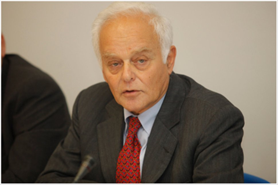 Τα όπλα του Μανιτάκη κόντρα στην τρόικα