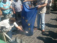 Τώρα- Καίνε τη σημαία της Ε.Ε. οι αγρότες