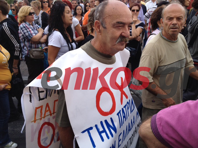 Τώρα-Εικόνες από τη συγκέντρωση στο Σύνταγμα