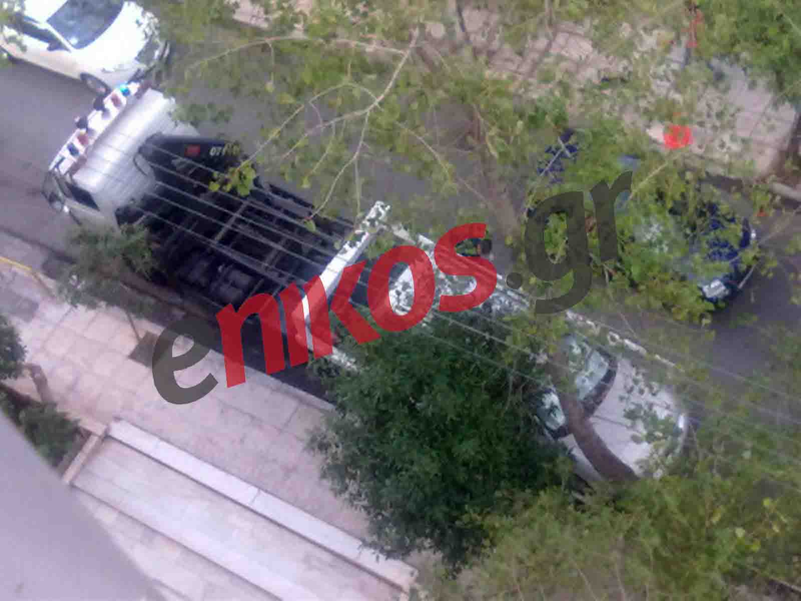 Ο Νταβούτογλου “σηκώνει αυτοκίνητα”