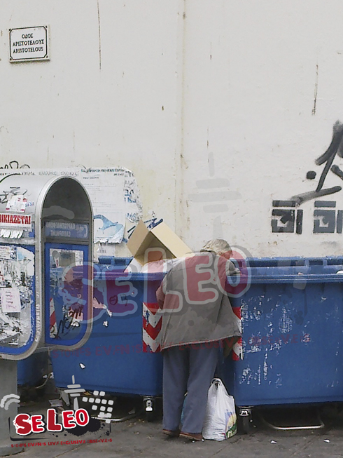 Ψάχνει στα σκουπίδια…