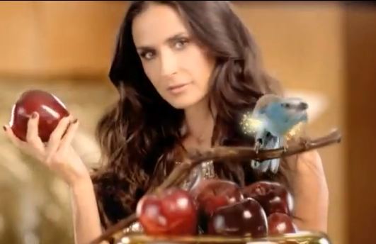 H Demi Moore ζηλεύει ακόμα