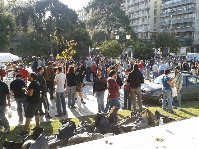 Τώρα-Θεσ/νικη:Οι διαδηλωτές στο άγαλμα του Βενιζέλου