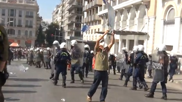 Βίντεο: Γκαζάκι σκάει στα ΜΑΤ