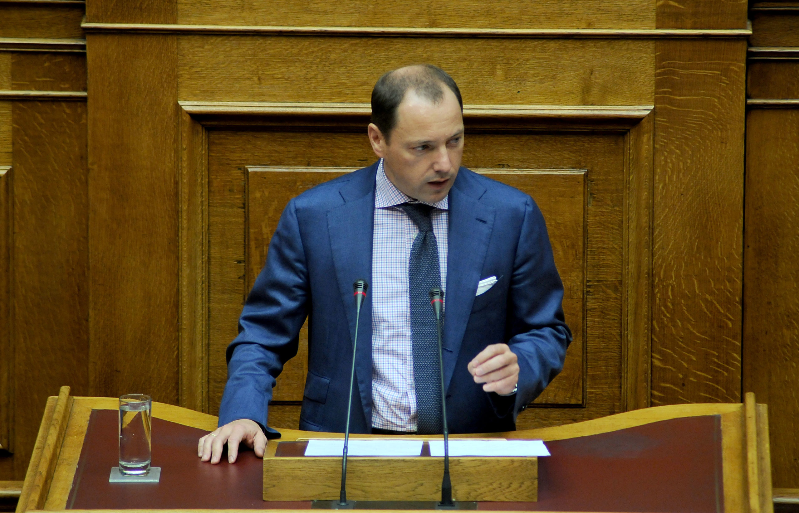 «Αυτές κάπνιζαν μέσα στη Βουλή»