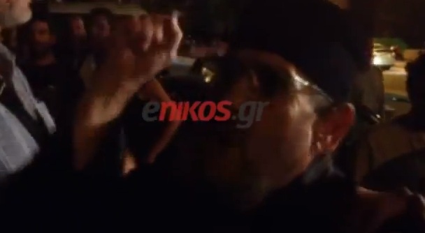 Τώρα-Βίντεο: Ιερέας αποδοκιμάζει τους ηθοποιούς