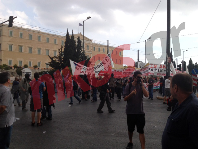Τώρα – ΦΩΤΟ: Η εικόνα στο Σύνταγμα