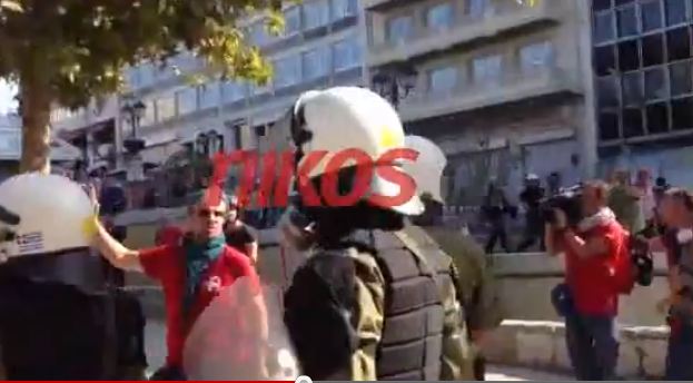 Τώρα-Βίντεο: ΜΑΤ ψεκάζουν διαδηλωτές