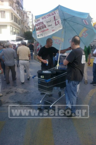 Τώρα-ΦΩΤΟ Θεσ/νικη:’κινητό περίπτερο΄στην πορεία