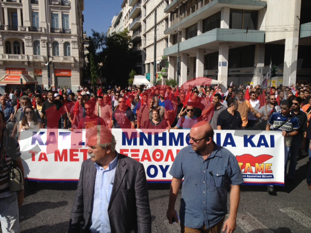 Τώρα-ΦΩΤΟ:Το ΠΑΜΕ στο Σύνταγμα