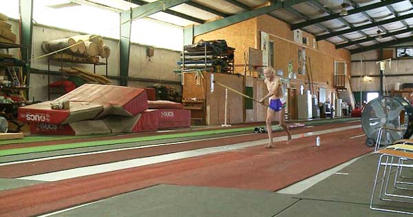 90χρονος κάνει άλμα επί κοντώ!