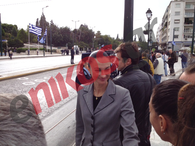 Τώρα – ΦΩΤΟ: Η Ελενα Κουντουρά έφυγε από την εξέδρα των επισήμων