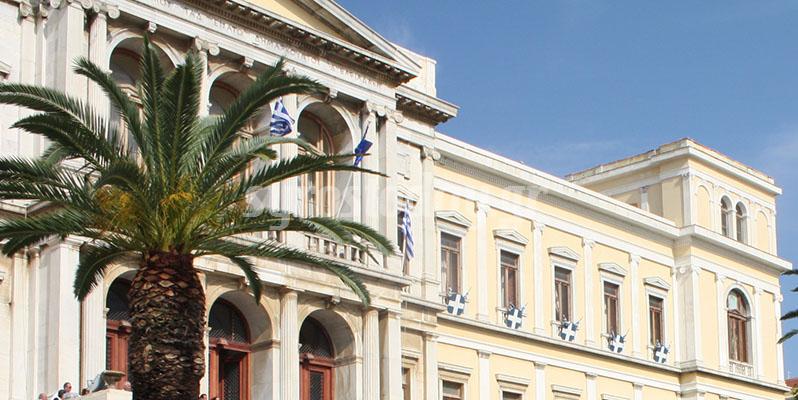 Κατέβασαν την σημαία της Ε.Ε. στην Σύρο