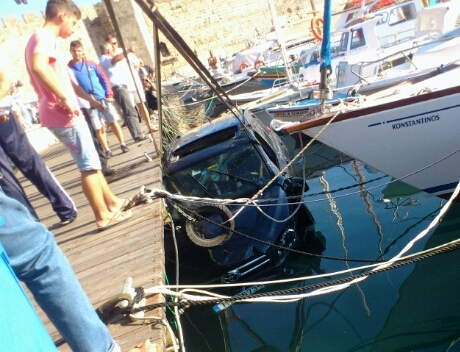Αμάξι έπεσε στο λιμάνι Ρόδου