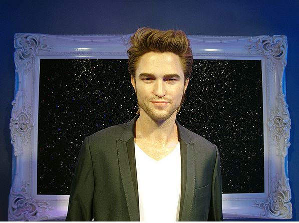 Ξεσηκώνει ο… κέρινος Pattinson