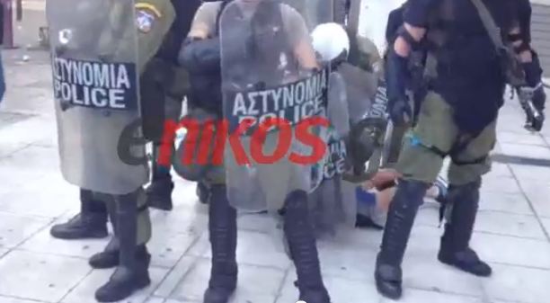 Βίντεο: Προσαγωγή μπροστά στην κάμερα