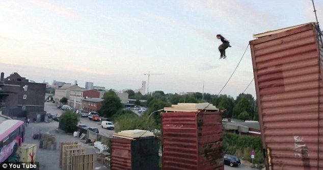 Δείτε τι κάνει για να κλείσει την TV