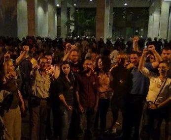 Διαμαρτυρία έξω από το τμήμα