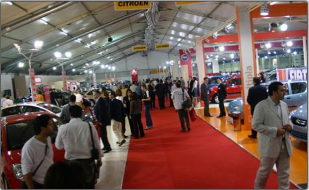 Πήγαν να δουν τα νέα αυτοκίνητα