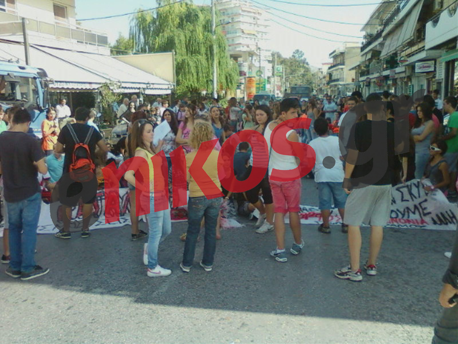 Τώρα – ΦΩΤΟ: Μαθητές έκλεισαν την Αθηνών – Κορίνθου