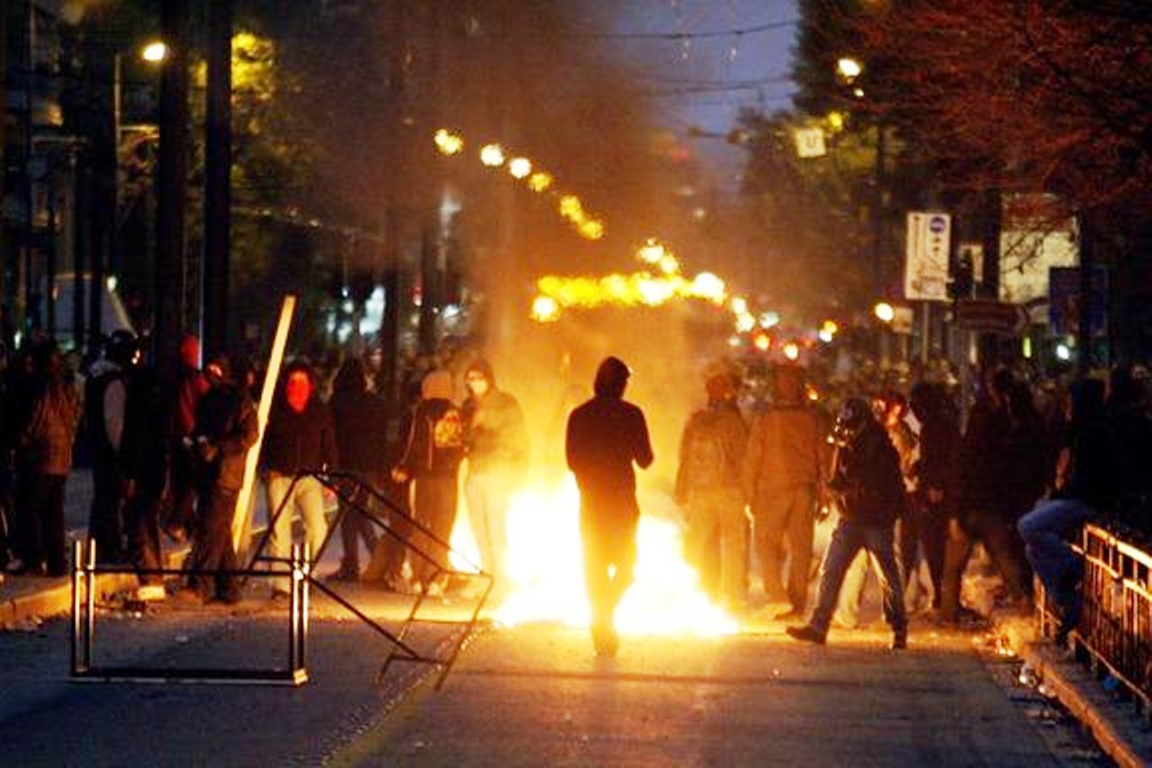 Μολότοφ κατά αστυνομικών