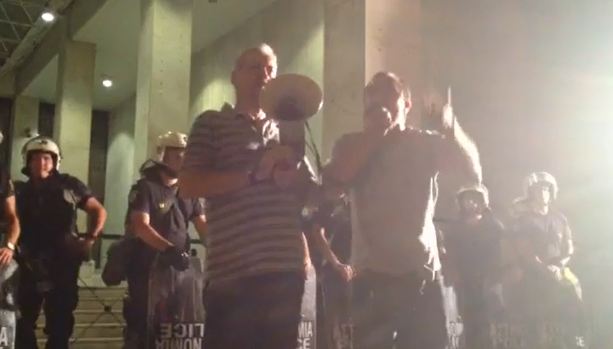 Βίντεο-Παραμένουν έξω από τη ΓΑΔΑ