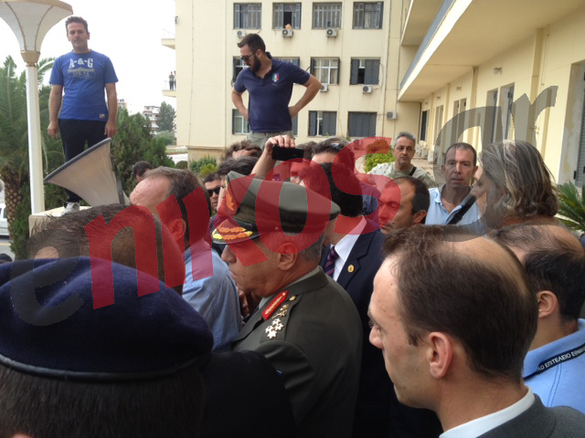 Τώρα-Ο Αρχηγός ΓΕΕΘΑ με τους εργαζόμενους