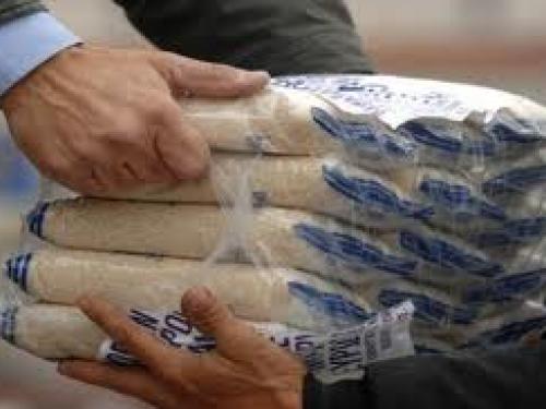 Μοιράζουν τρόφιμα