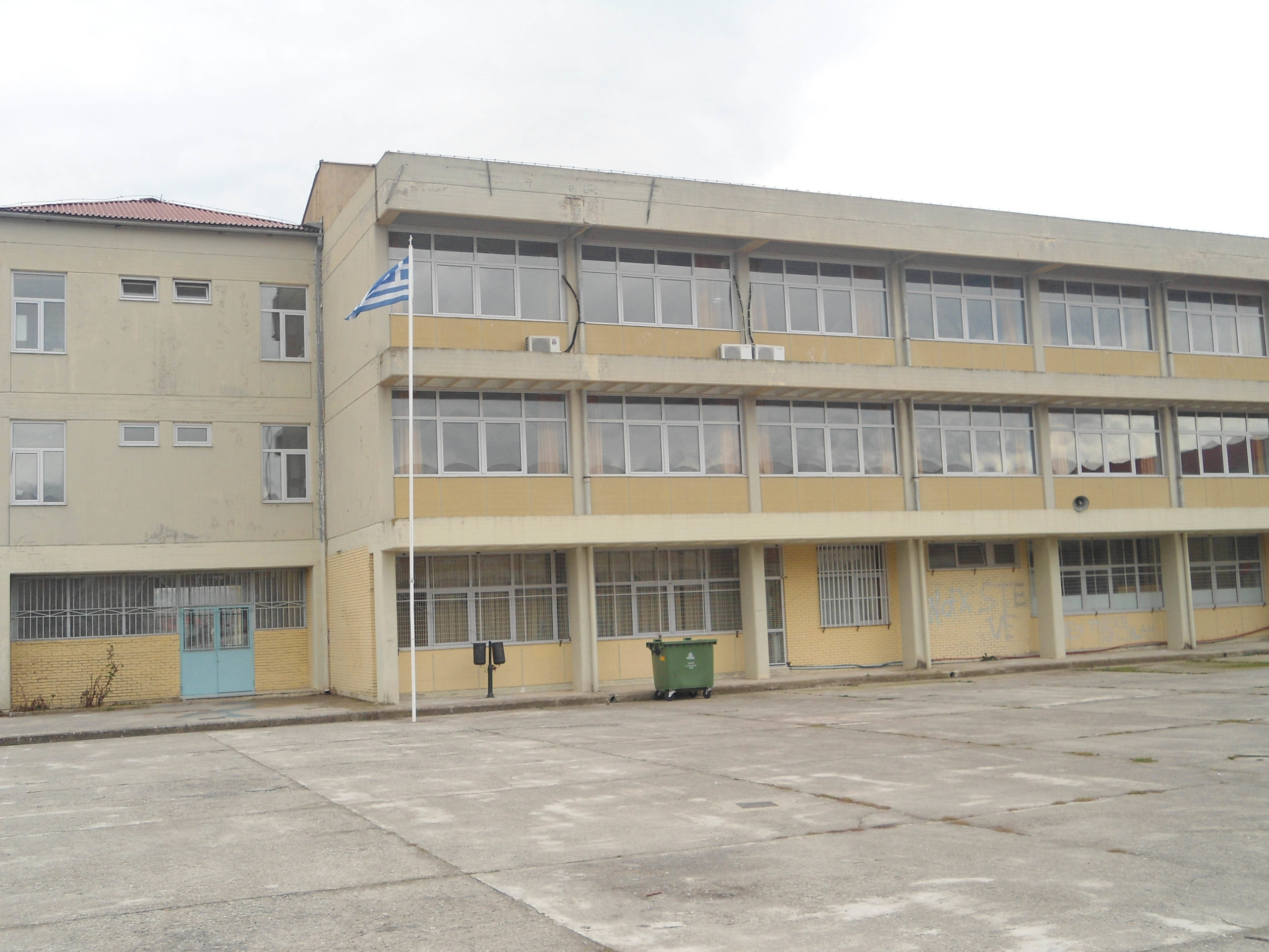 Τι είπε ο αστυνομικός που έβγαλε όπλο σε ανήλικους