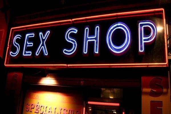 H κρίση χτύπησε και τα sex shops