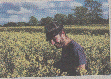 Γυρίζει τον κόσμο με λεωφορείο