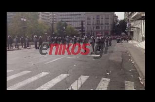 Βίντεο από τον πετροπόλεμο στο Σύνταγμα