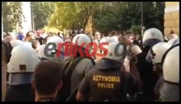 Βίντεο-Δεν αφήνουν τον κόσμο να περάσει