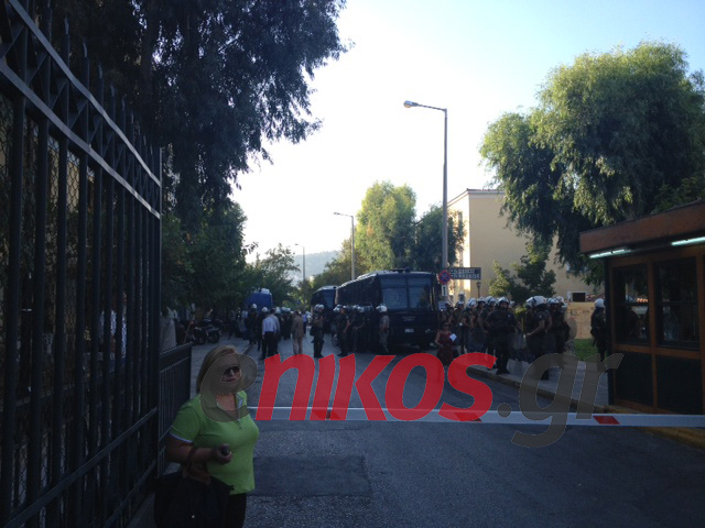 Τώρα-Ισχυρές δυνάμεις της αστυνομίας στην Ευελπίδων