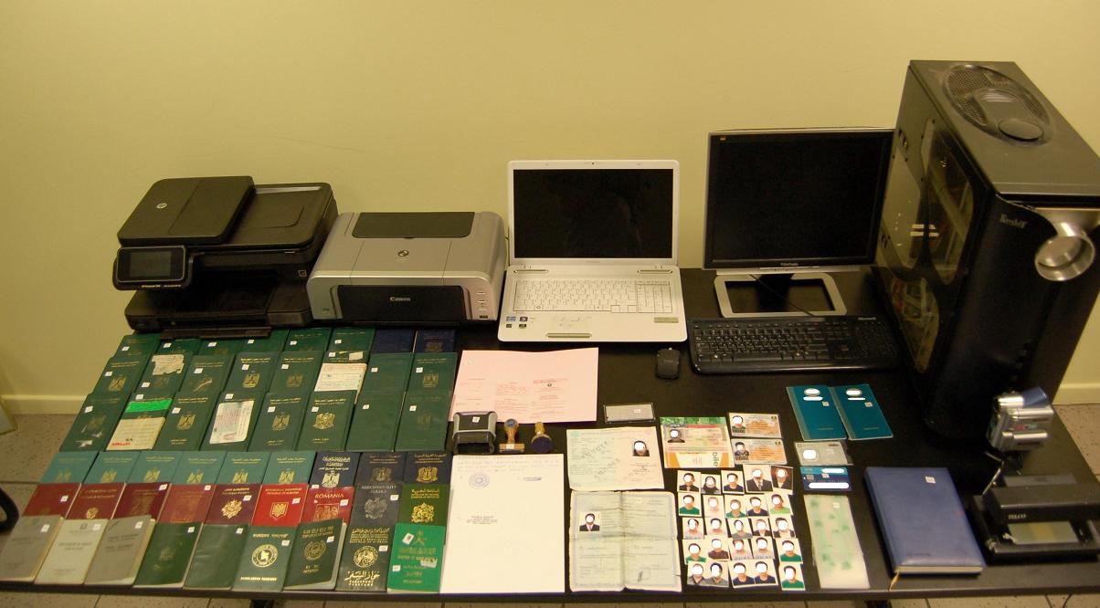 Έφτιαχναν πλαστά διαβατήρια