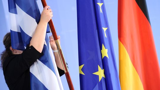 “Κρατούν την Ελλάδα στο € από φόβο”