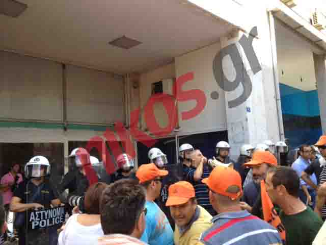 Τώρα – ΦΩΤΟ: Διαδηλωτές έξω από τα γραφεία της ΔΗΜΑΡ