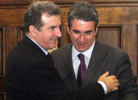 Σε στάση αναμονής οι δελφίνοι