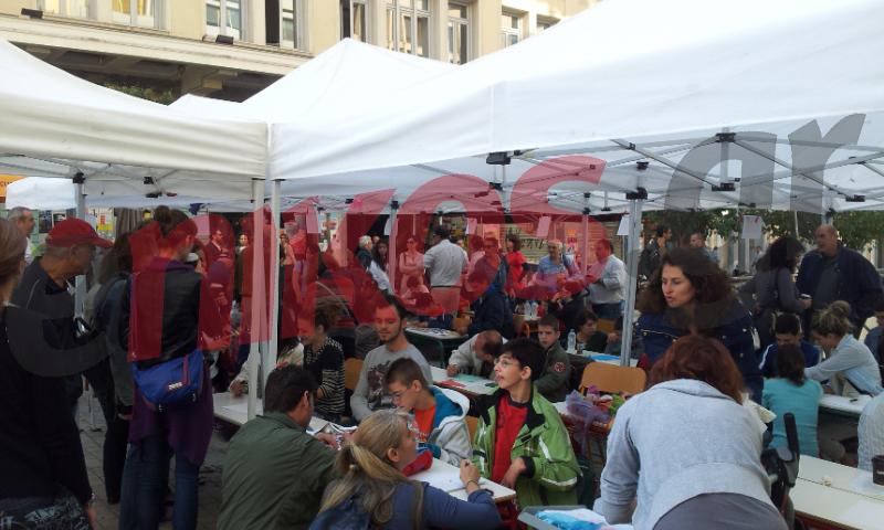 Τώρα- στην πλατεία Κοραή