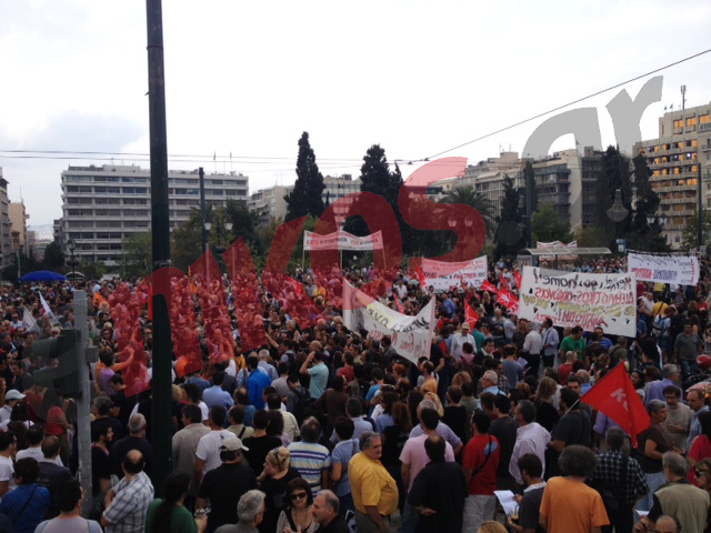 Τώρα – ΦΩΤΟ: Kόσμος στο Σύνταγμα