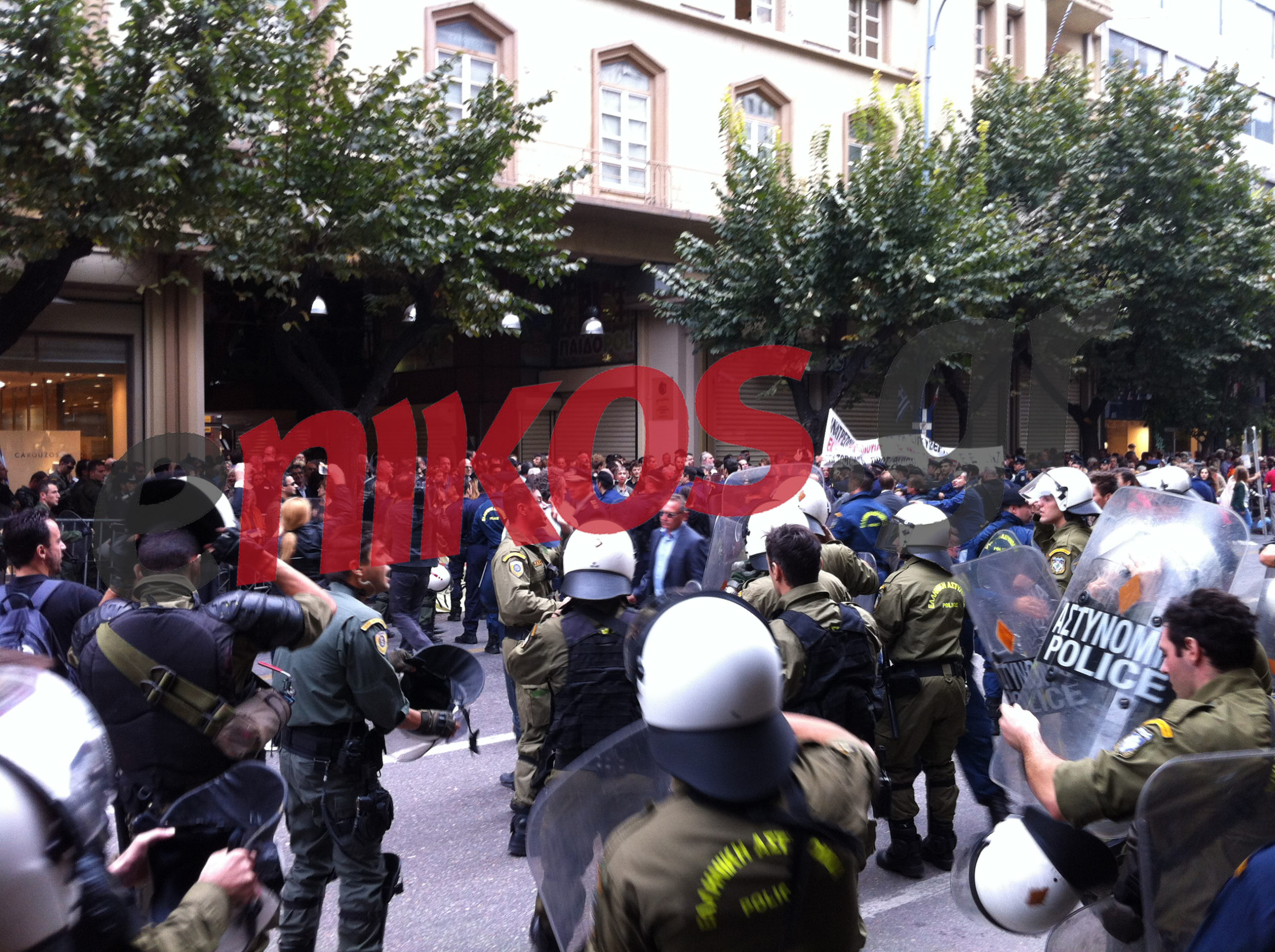 ΦΩΤΟ – Η “παρέλαση” των διαδηλωτών στην Θεσσαλονίκη