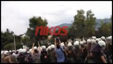 Βίντεο-Τα ΜΑΤ απωθούν τον κόσμο