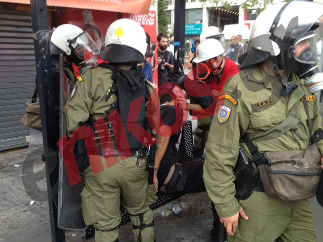 Tώρα-σύλληψη έξω απο το υπουργείο Οικονομικών