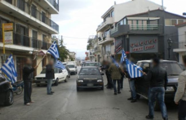 Καταγγέλλει τα μέλη της Χρ.Αυγής