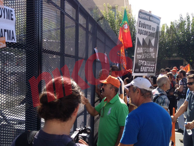 Τώρα-Φωτό Η ΠΟΕ-ΟΤΑ στον φράχτη της Βουλής