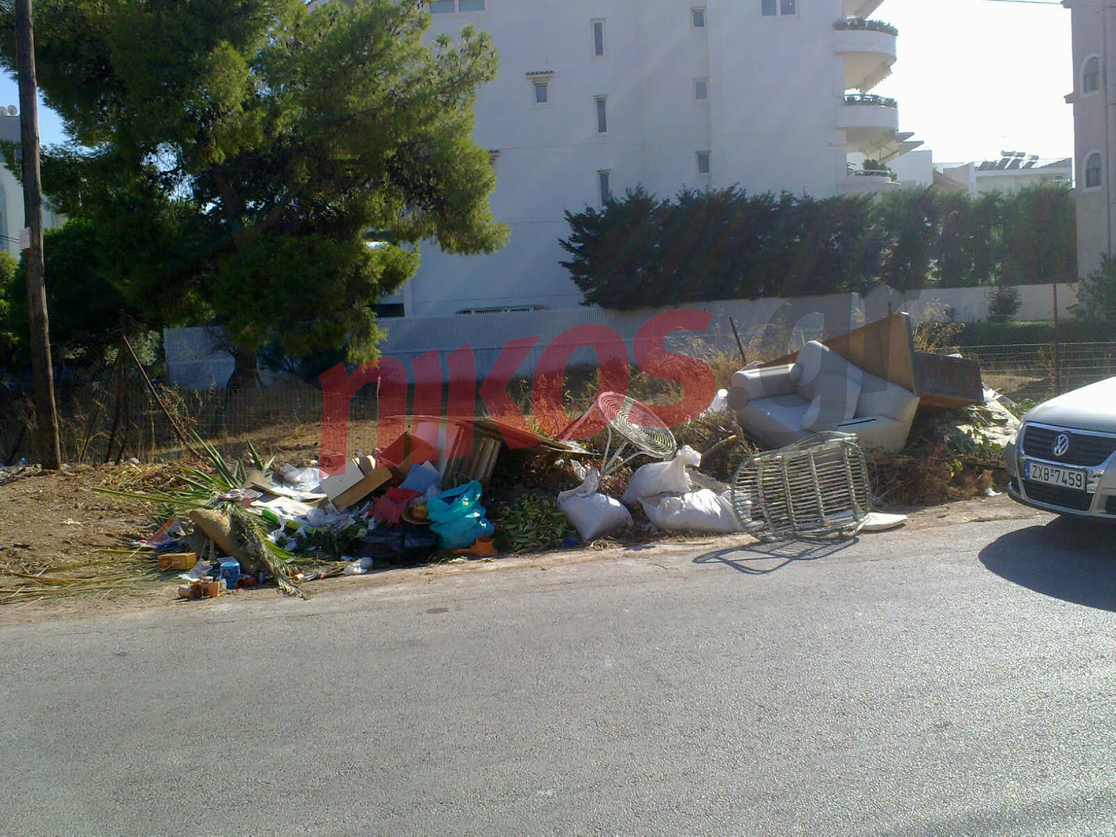 “Βουνό” από σκουπίδια στη Βούλα