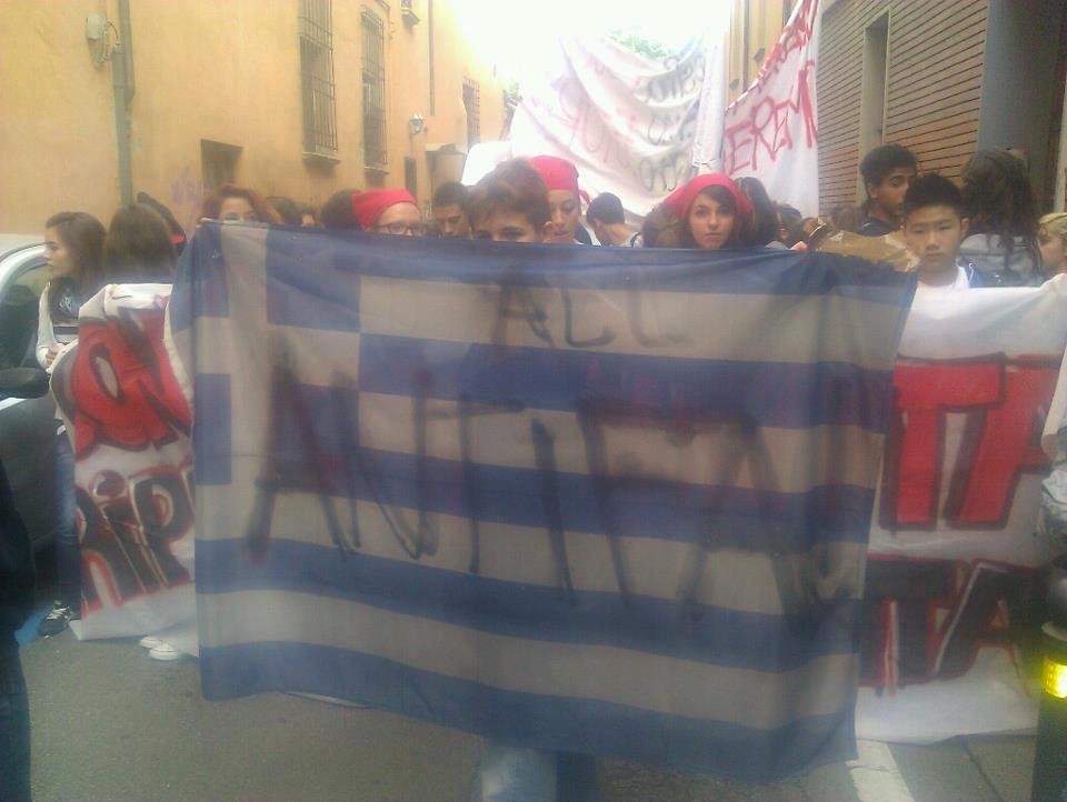 Ιταλία-Πορεία με την ελληνική σημαία