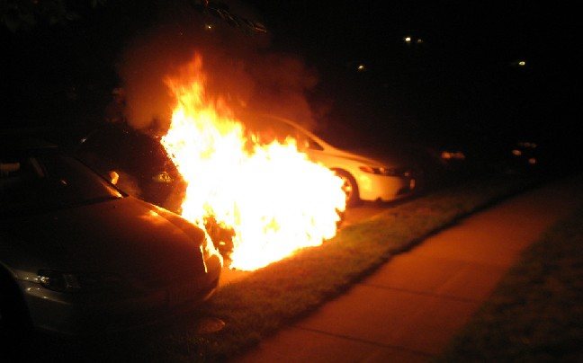 Σε 2 ώρες έκαψαν 3 αυτοκίνητα