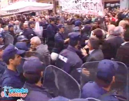 ΒΙΝΤΕΟ- Ο αστυνομικός ρίχνει χημικά σε… αστυνομικούς!